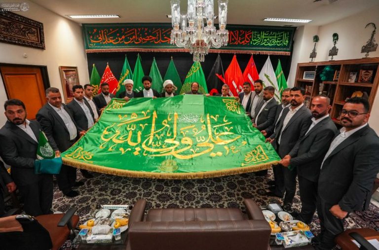 تقدیم پرچم امیرالمؤمنین علیه‌السلام به خادمان آستان مقدس رضوی توسط آستان مقدس علوی