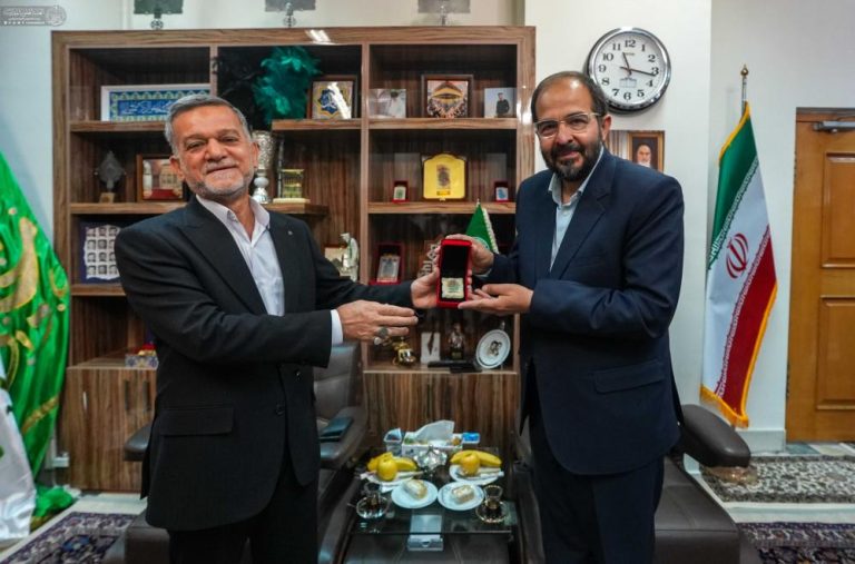 تقدیم پرچم امیرالمؤمنین علیه‌السلام به خادمان آستان مقدس رضوی توسط آستان مقدس علوی