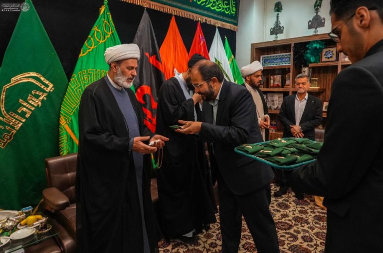 تقدیم پرچم امیرالمؤمنین علیه‌السلام به خادمان آستان مقدس رضوی توسط آستان مقدس علوی