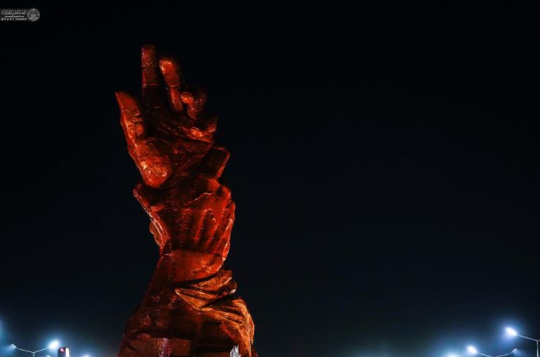 رونمایی از بزرگترین نماد بیعت غدیر با ارتفاع ۱۴ متر در حرم مطهر علوی