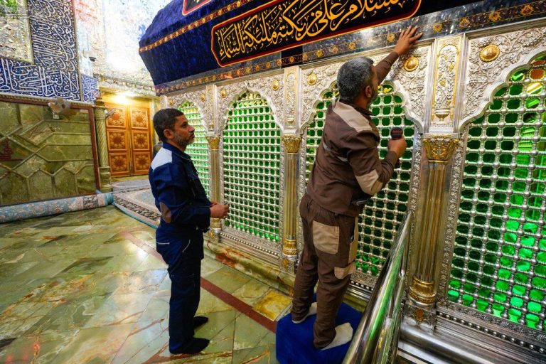 ضریح مطهر علوی به مناسبت فرارسیدن ماه محرم سیاه‌پوش شد