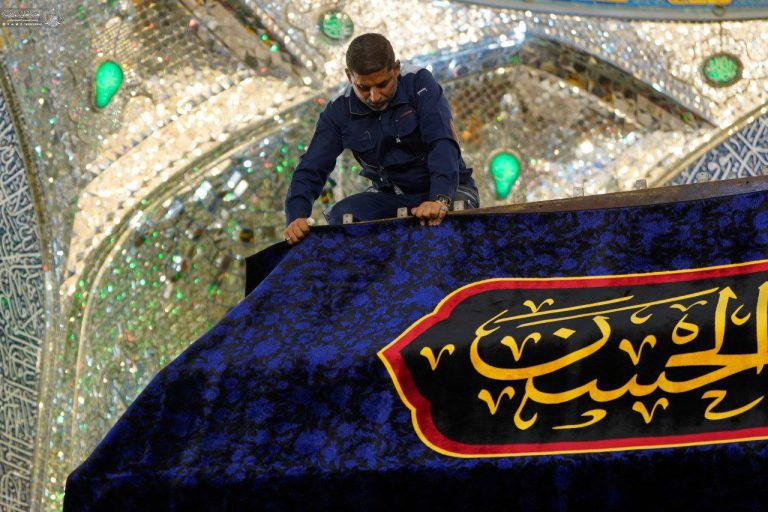 ضریح مطهر علوی به مناسبت فرارسیدن ماه محرم سیاه‌پوش شد