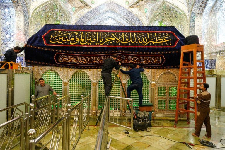 ضریح مطهر علوی به مناسبت فرارسیدن ماه محرم سیاه‌پوش شد