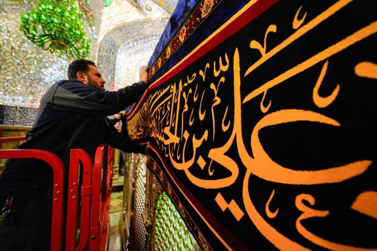 ضریح مطهر علوی به مناسبت فرارسیدن ماه محرم سیاه‌پوش شد