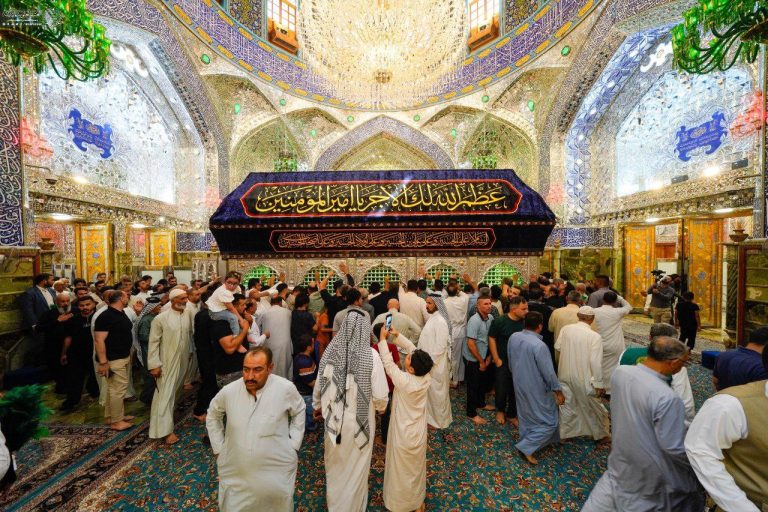 ضریح مطهر علوی به مناسبت فرارسیدن ماه محرم سیاه‌پوش شد