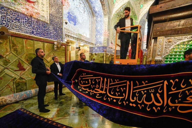 ضریح مطهر علوی به مناسبت فرارسیدن ماه محرم سیاه‌پوش شد