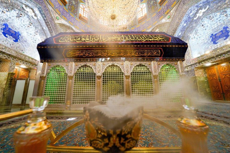 ضریح مطهر علوی به مناسبت فرارسیدن ماه محرم سیاه‌پوش شد