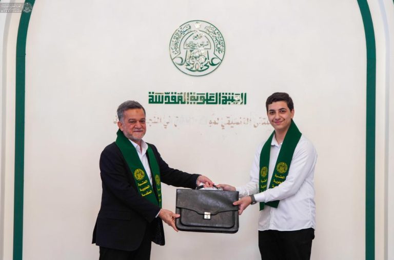 تجلیل از دانش‌آموزان ممتاز دبیرستانی توسط آستان مقدس علوی