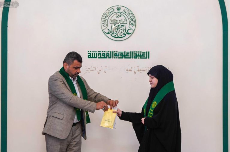 تجلیل از دانش‌آموزان ممتاز دبیرستانی توسط آستان مقدس علوی