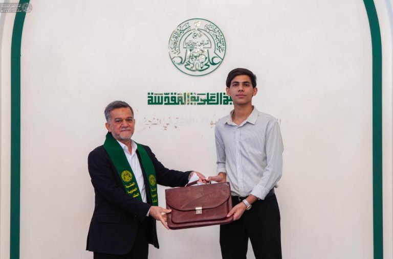 تجلیل از دانش‌آموزان ممتاز دبیرستانی توسط آستان مقدس علوی