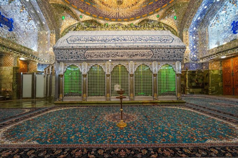 آیین تعویض پوشش ضریح مطهر علوی در آستانه عید بزرگ غدیرخم
