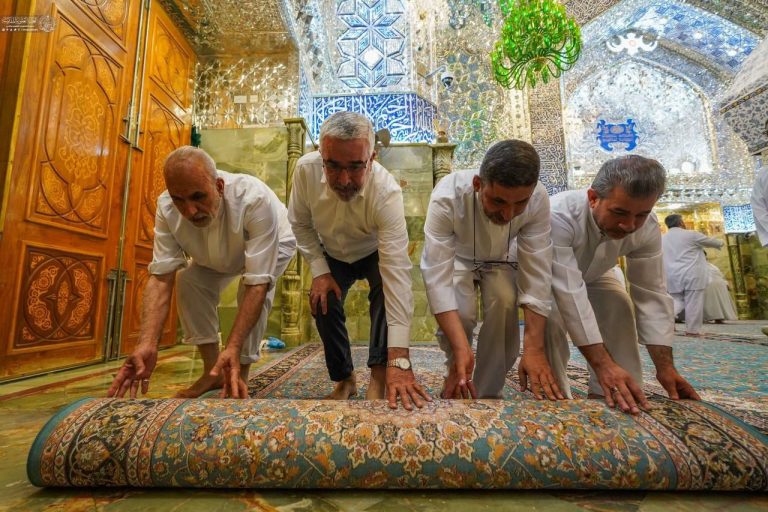 آیین تعویض پوشش ضریح مطهر علوی در آستانه عید بزرگ غدیرخم
