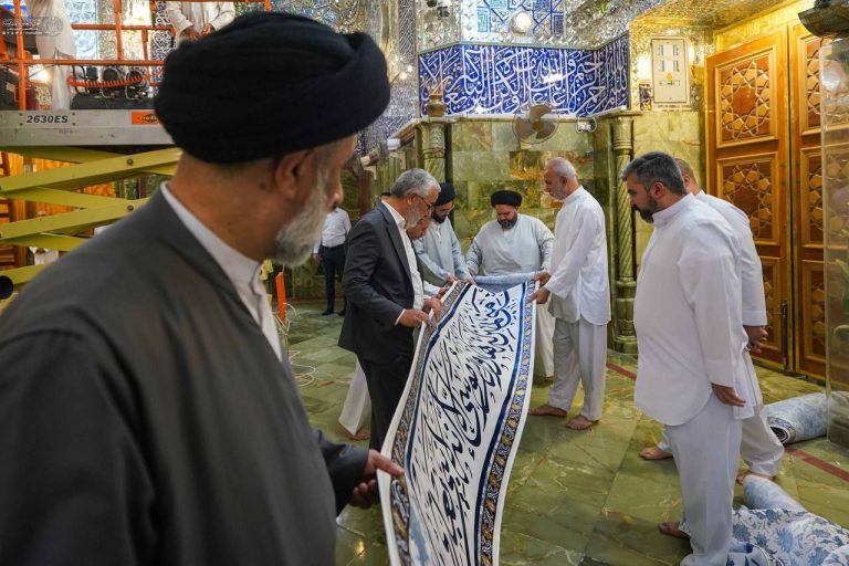 آیین تعویض پوشش ضریح مطهر علوی در آستانه عید بزرگ غدیرخم