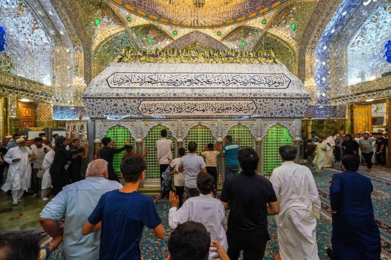 آیین تعویض پوشش ضریح مطهر علوی در آستانه عید بزرگ غدیرخم