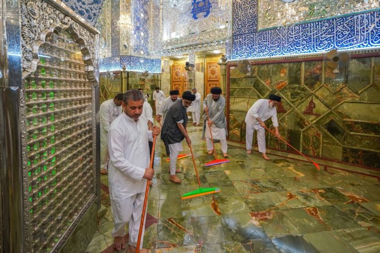 آیین تعویض پوشش ضریح مطهر علوی در آستانه عید بزرگ غدیرخم