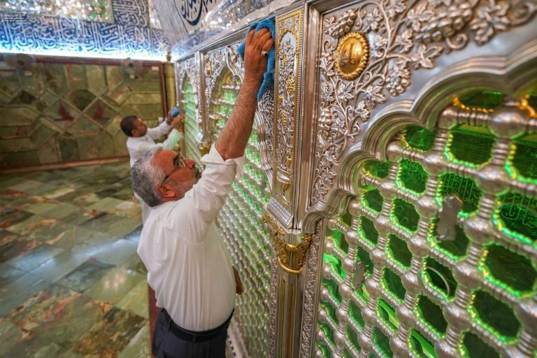آیین تعویض پوشش ضریح مطهر علوی در آستانه عید بزرگ غدیرخم