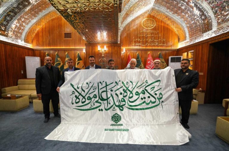 اهدای پرچم مبارک غدیر به آستان مقدس کاظمین