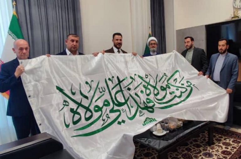 اهدای پرچم مبارک غدیر به آستان قدس رضوی توسط هیئت اعزامی آستان مقدس علوی