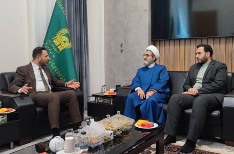 اهدای پرچم مبارک غدیر به آستان قدس رضوی توسط هیئت اعزامی آستان مقدس علوی