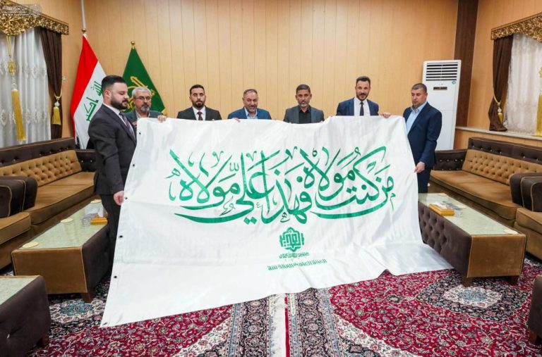 اهدای پرچم غدیر توسط هیئت آستان مقدس علوی به آستان مقدس امامین عسکریین علیهماالسلام