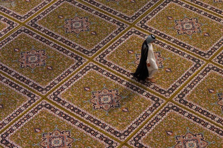 تعویض فرش‌های صحن