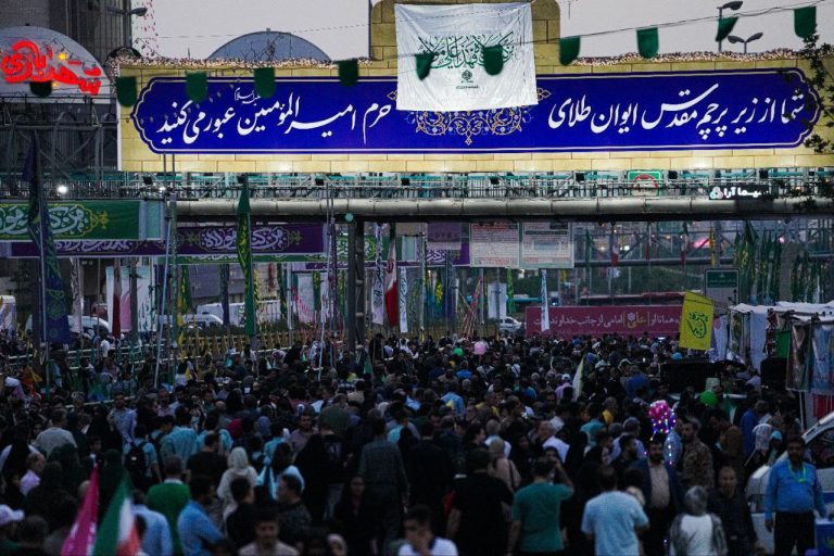 نصب پرچم متبرک غدیر در مسیر راهپیمایی کیلومتری غدیر تهران