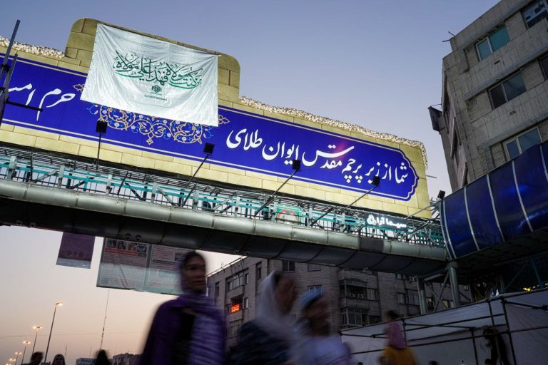 نصب پرچم متبرک غدیر در مسیر راهپیمایی کیلومتری غدیر تهران