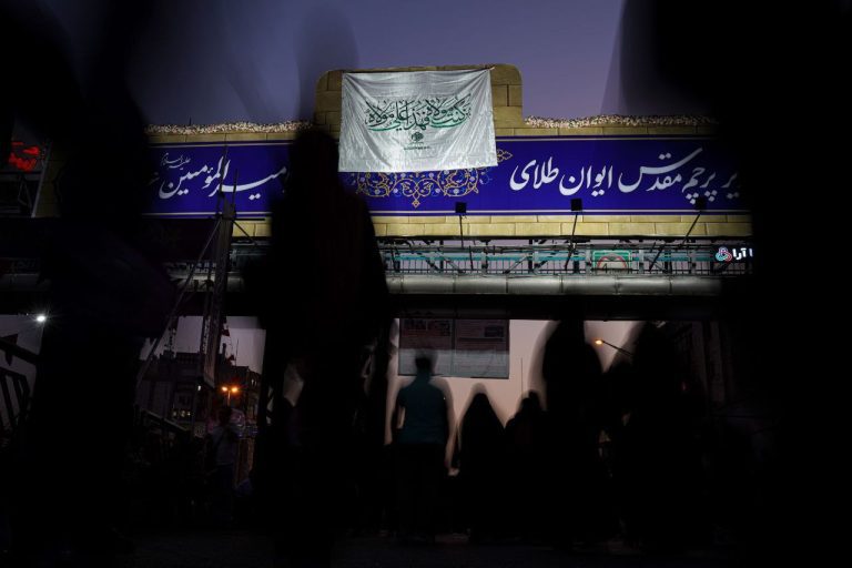 نصب پرچم متبرک غدیر در مسیر راهپیمایی کیلومتری غدیر تهران