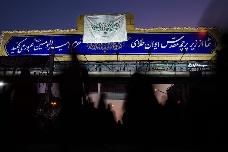 نصب پرچم متبرک غدیر در مسیر راهپیمایی کیلومتری غدیر تهران