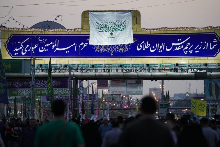 نصب پرچم متبرک غدیر در مسیر راهپیمایی کیلومتری غدیر تهران