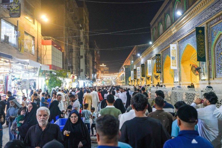 نجف مملو از عاشقان علوی در شب عیدالله‌الاکبر