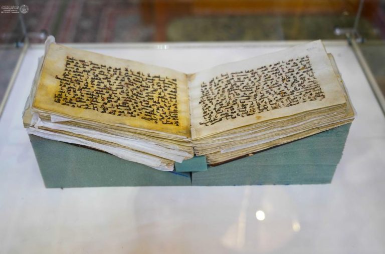 نمایش یک مصحف نادر به خط مبارک امیرالمؤمنین علی علیه‌السلام توسط آستان مقدس علوی