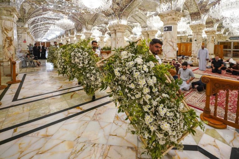 آغاز گل‌آرایی صحن و سرای حرم امیرالمؤمنین علیه‌السلام در آستانه عید ولایت