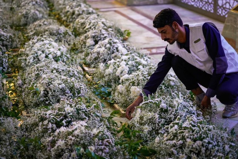 آغاز گل‌آرایی صحن و سرای حرم امیرالمؤمنین علیه‌السلام در آستانه عید ولایت