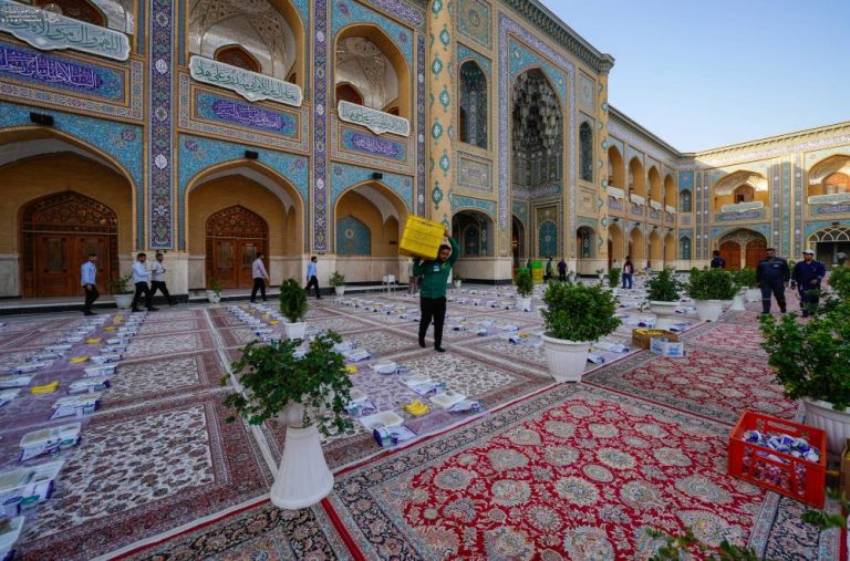 توزیع هزاران غذای متبرک بین زائران حرم علوی به مناسبت عید غدیر خم