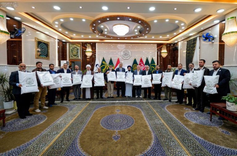 تحویل پرچمهای غدیر