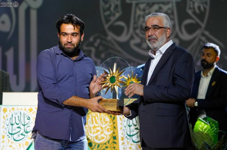 تجلیل تولیت آستان مقدس علوی از گروه نمایش «بیعت با حق»
