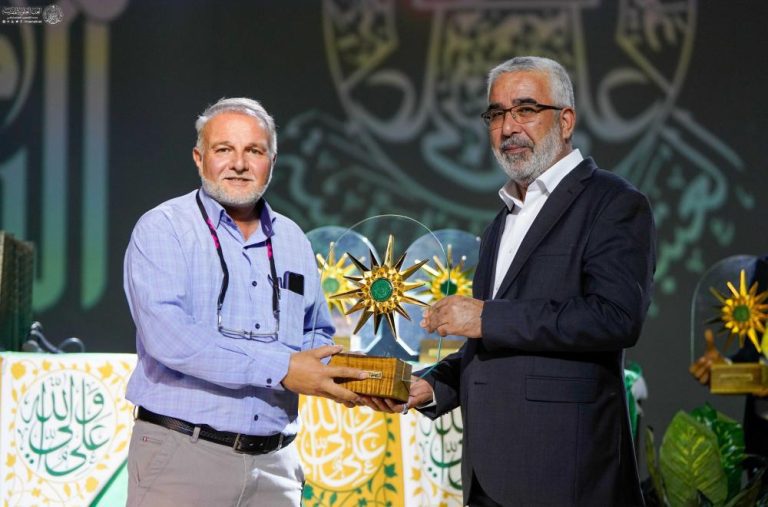 تجلیل تولیت آستان مقدس علوی از گروه نمایش «بیعت با حق»