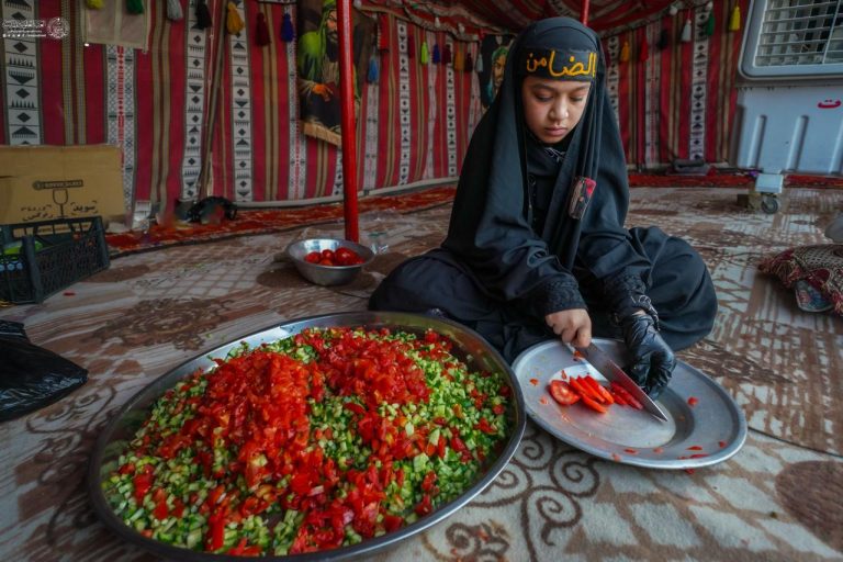 کودک عراقی در حال تهیه سالاد برای زوار اربعین
