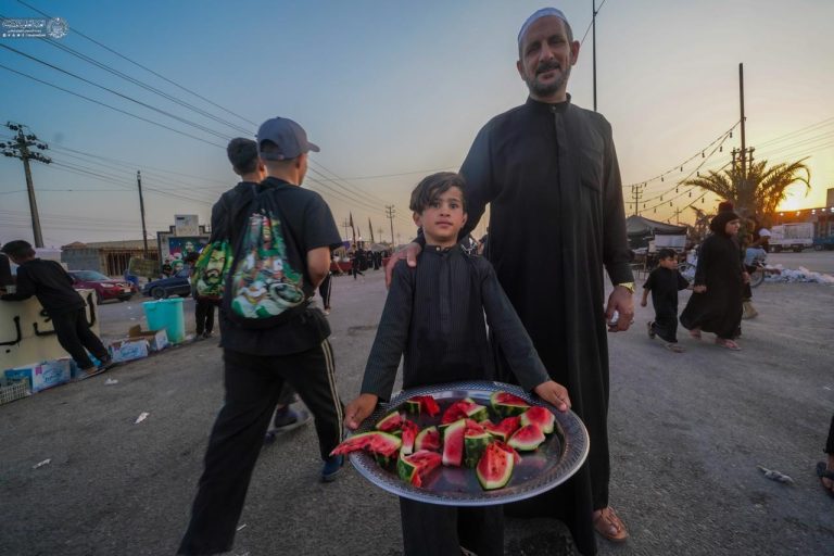 پذیرایی از زوار در مسیر اربعین توسط کودک عراقی