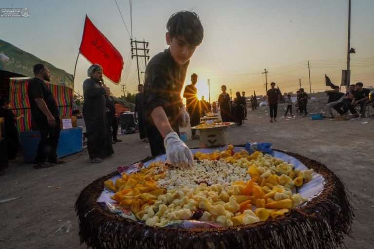 آماده کردن پذیرایی توسط کودک عراقی در موکب