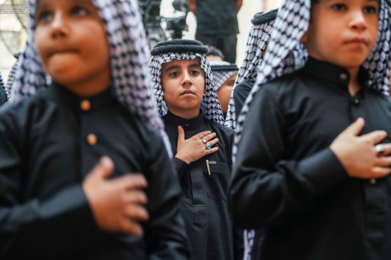 عزاداری نونهالان موکب مدرسه نجف‌اشرف در حرم مولای متقیان