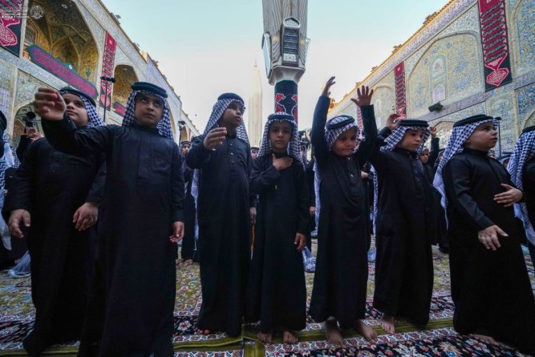 عزاداری نونهالان موکب مدرسه نجف‌اشرف در حرم مولای متقیان