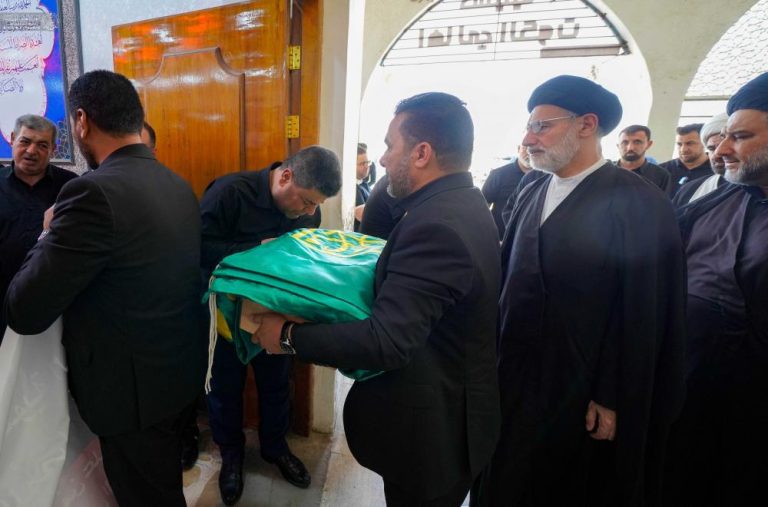 دیدار هیأتی از آستان مقدس علوی با خانواده‌های داغ‌دار فاجعه آتش‌سوزی در شهر کوت عراق
