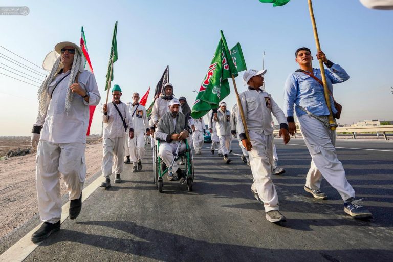 زائران اربعین حسینی در مسیر کربلا
