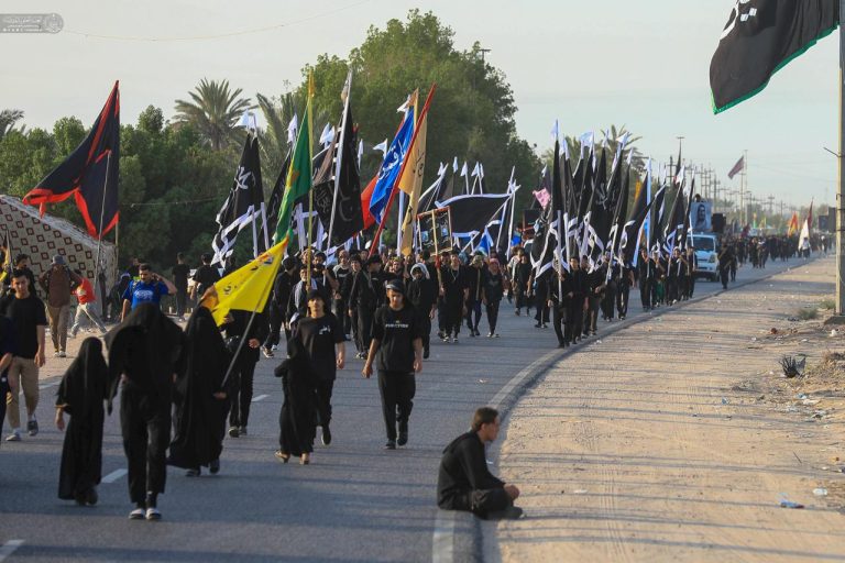 زائران اربعین حسینی در مسیر کربلا