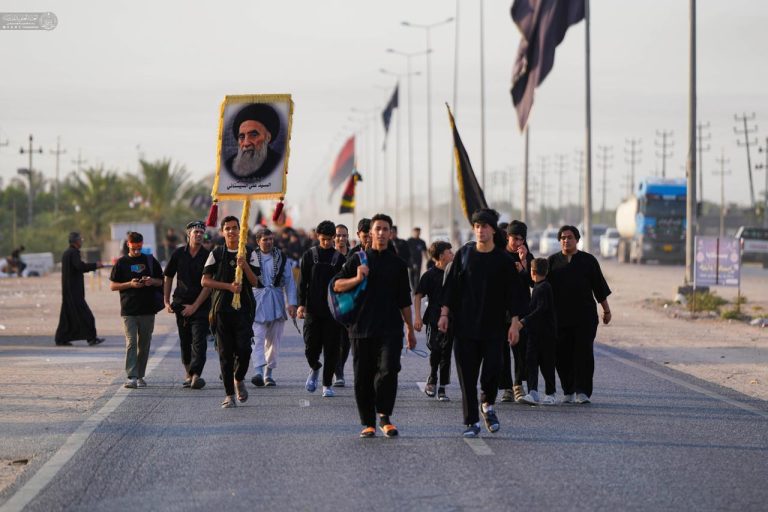 زائران اربعین حسینی در مسیر کربلا