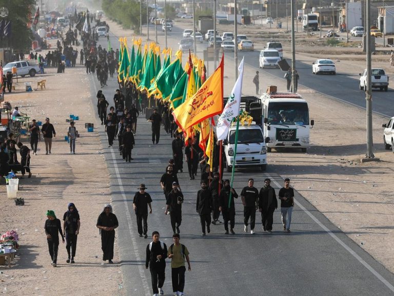 زائران اربعین حسینی در مسیر کربلا
