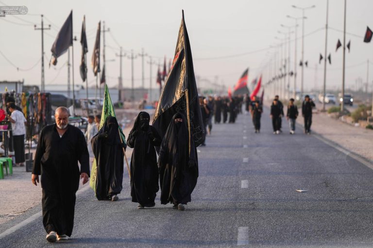 زائران اربعین حسینی در مسیر کربلا