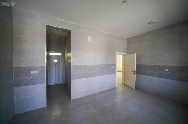 بازدید میدانی هیئتی از تولیت کل آستان مقدس علوی از میزان پیشرفت پروژههای مجتمع مسکونی قنبر یک و دو